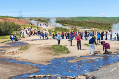turistler Haukadalur alanında Strokkur Şofben yakınındaki