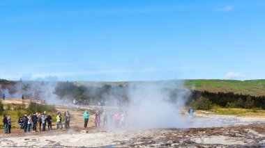 turistler Haukadalur Şofben patlama bekleyin