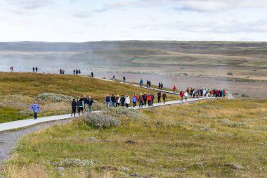 turistler Gullfoss şelale sonbaharda yolda
