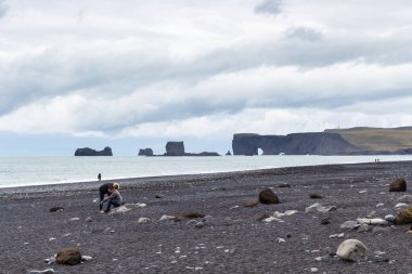 turistler Reynisfjara siyah kum plaj