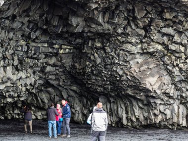 Reynisfjall içinde Halsanefshellir insanlarda mağara