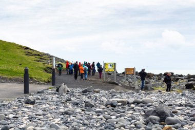 turistler Reynisfjara plajda Vik Köyü