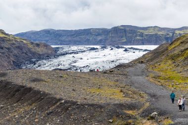 turistler Solheimajokull buzul yolda