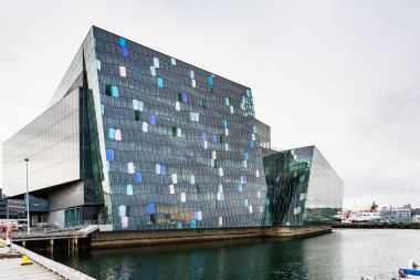 Reykjavik şehir sonbaharda Harpa konser salonunda