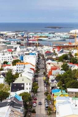 Austurstræti Caddesi ve Reykjavik limanda