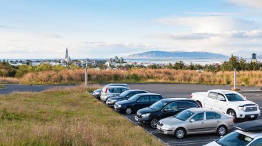 sonbaharda otopark Reykjavik şehir görünümünü