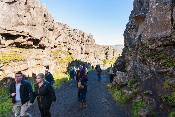 아이슬란드에 Logberg 산에 사람들이 산책 — 스톡 사진
