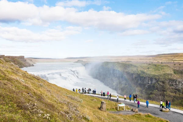 Toeristen op observatie dek in de buurt van de waterval — Stockfoto