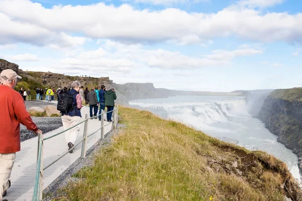 Gullfoss 폭포 인근 전망대에서 사람들 — 스톡 사진