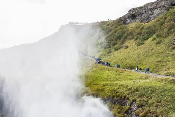 관광객은 Gullfoss 캐년 폭포 근처 산책 — 스톡 사진