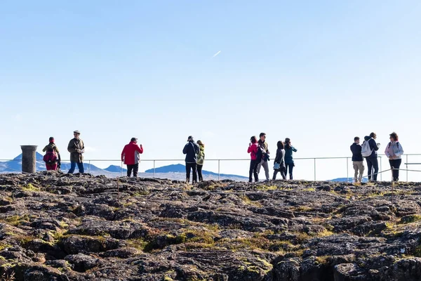 Turistas no ponto de vista no parque nacional Thingvellir — Fotografia de Stock