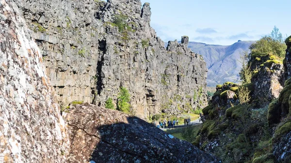 Tourists between rocks of Almannagja gorge — Stock Photo, Image