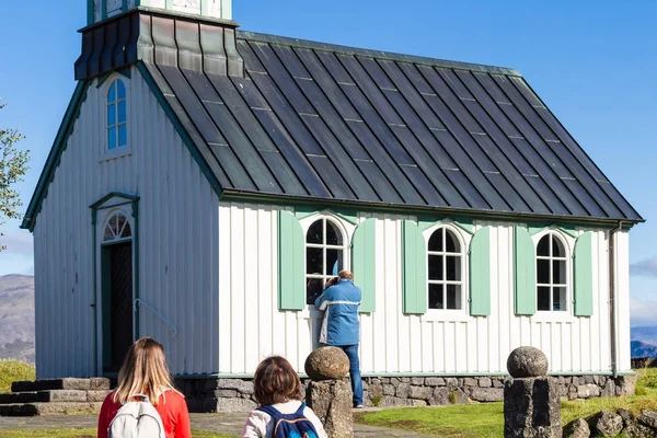 Turisti vicino alla chiesa Thingvallakirkja — Foto Stock