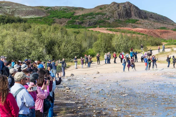 Tourists take pictures of geyser in Haukadalur — Stock Photo, Image