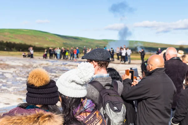 People take pictures of geyser in Haukadalur — Stock Photo, Image