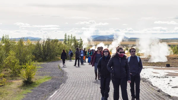 Passeio de turistas na área de Haukadalur na Islândia — Fotografia de Stock