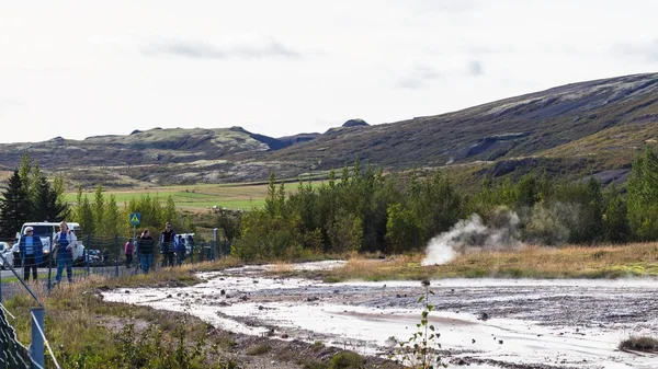 アイスランドの Haukadalur 間欠泉エリアに来て観光客 — ストック写真