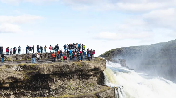 Odwiedzający na punkt widokowy nad wodospad Gullfoss — Zdjęcie stockowe