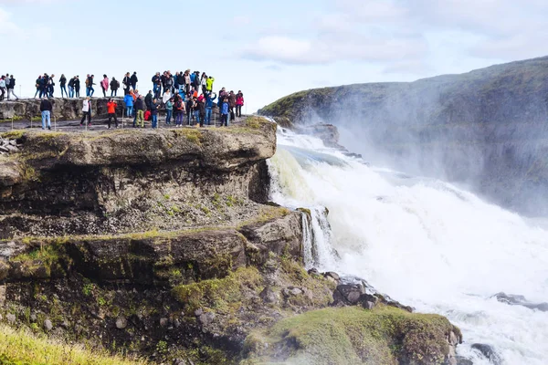 Ludzie o punkt widokowy nad wodospad Gullfoss — Zdjęcie stockowe