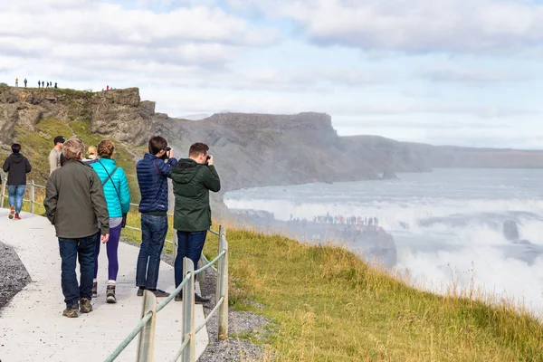 Turistas tirar fotos da cachoeira Gullfoss — Fotografia de Stock