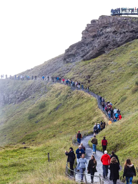 turistler Gullfoss şelale bakış açısı için yolda