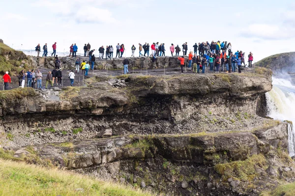 Turystów na punkt widokowy nad wodospad Gullfoss — Zdjęcie stockowe