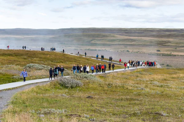 turistler Gullfoss şelale sonbaharda yolda