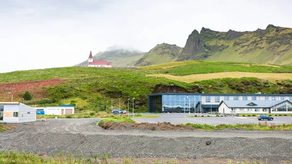 Hotele obszar i Reyniskirkja Kościoła na wzgórzu w Vik — Zdjęcie stockowe