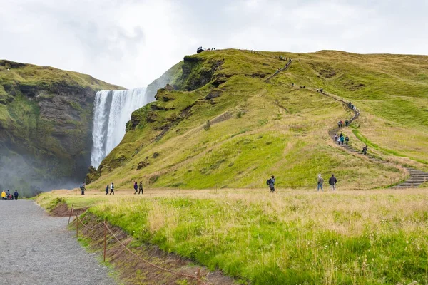 Turisté u vodopádu Skogafoss v září — Stock fotografie