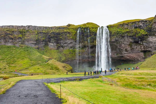 가 Seljalandsfoss 폭포 근처 사람들 — 스톡 사진