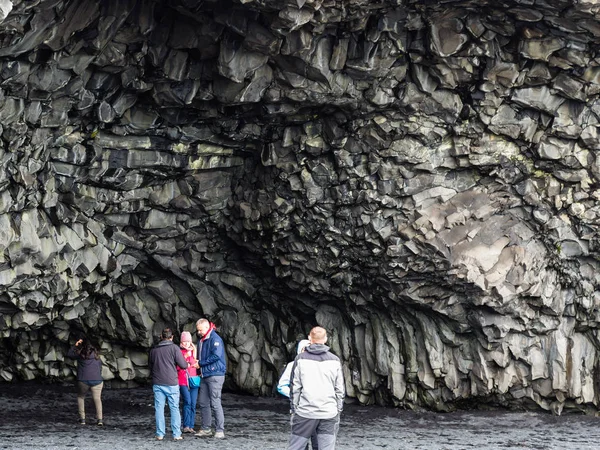 Lidé v Halsanefshellir jeskyni v Reynisfjall — Stock fotografie