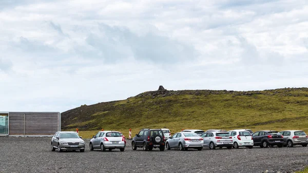 -autó parkolóra Dyrholaey félszigeten, Izland — Stock Fotó