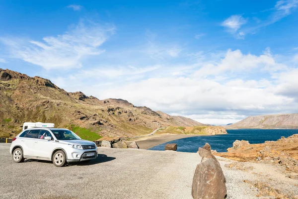 Auto na pobřeží Kleifarvatn jezero na Islandu — Stock fotografie