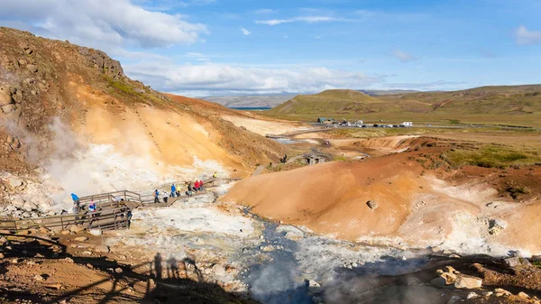 アイスランド Krysuvik 地区の視点から見た観光客 — ストック写真