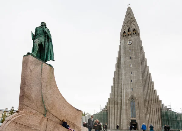 Leifur Eriksson anıt tanımlıkHallgrimskirkja yakın — Stok fotoğraf