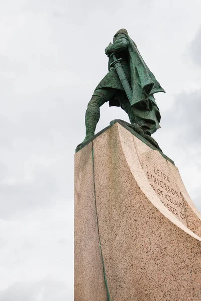 Staty av Leifur Eiriksson på Skolavorduholt kulle — Stockfoto