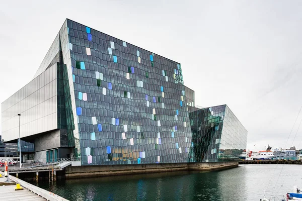 Reykjavik şehir sonbaharda Harpa konser salonunda