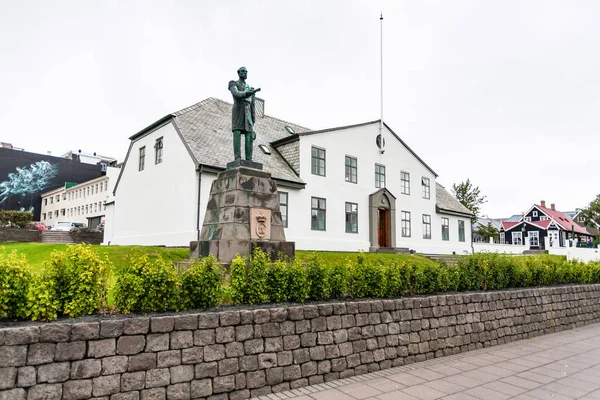 Estatua del rey Cristián IX en la ciudad de Reikiavik — Foto de Stock