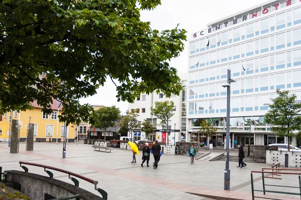 People on Ingolfur square in Reykjavik city — Stock Photo, Image