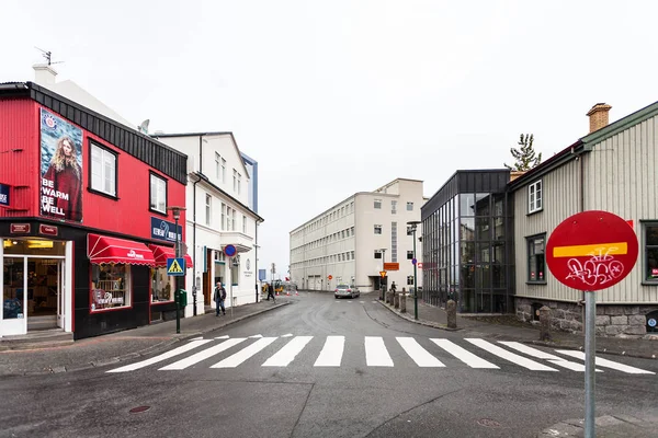 Lidé na Grofin ulici ve městě Reykjavík — Stock fotografie