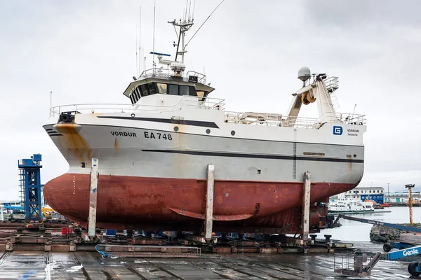 Båt reparation på docka i Reykjavik city harbor — Stockfoto