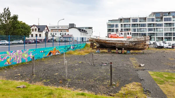 Old boat and residential houses in Reykjavik — Stock Photo, Image