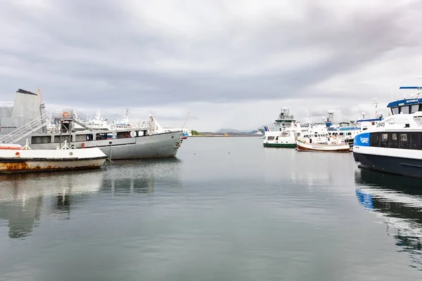 Verschillende schepen in de haven van Reykjavik city in de herfst — Stockfoto