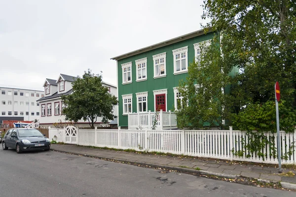 Casas residenciales en la ciudad de Reikiavik en otoño — Foto de Stock