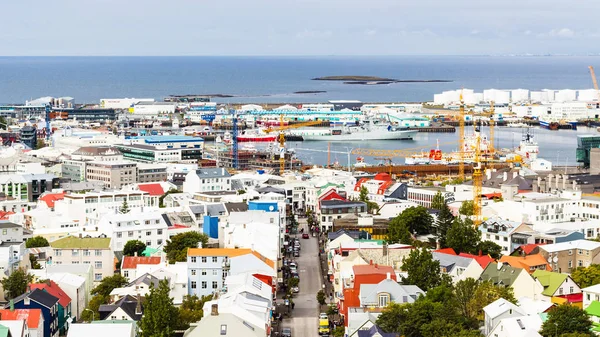 Acima vista de rua e porto em Reykjavik — Fotografia de Stock