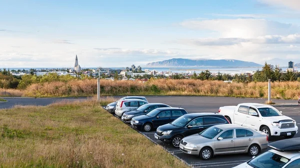 Vista de la ciudad de Reykjavik desde el aparcamiento en otoño — Foto de Stock