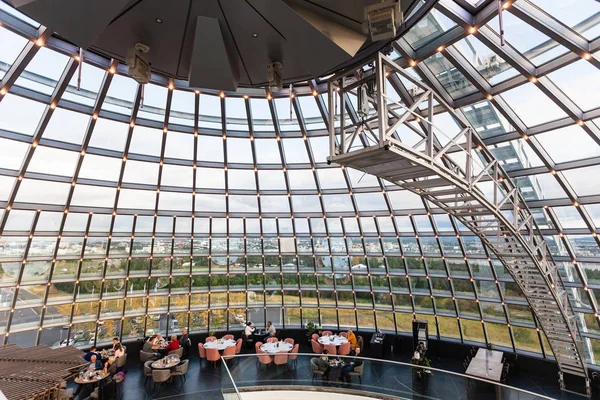 Gente en la cafetería dentro de la cúpula de Perlan en Reykjavik — Foto de Stock