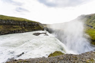 Kanyon üzerinden şelale ve su sprey akışı