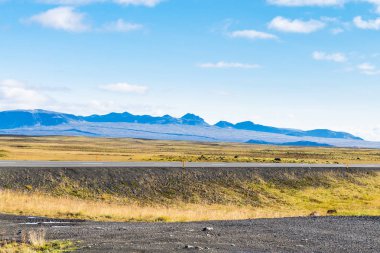 ülkede yol ve yol kenarı İzlanda'daki güneşli bir gün