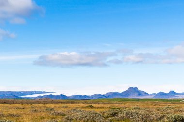 sonbaharda İzlanda arazi üzerinde mavi gökyüzü